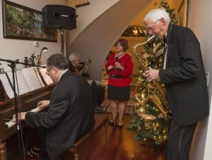 Becki Polk joins Vincent Varvassi on keys, Monte WIsbrock on saxaphone and Bruce Chappelle on guitar in a holiday tune. BY DENY HOWETH