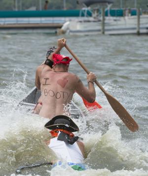 The key to getting ahead is a great shove-off. Matt Trate gives his teammates a powerful push. BY DENY HOWETH