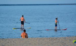 Stand-up paddle boarders take advantage of flat water on the Delaware Bay. BY RON MACARTHUR