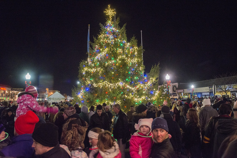 Rehoboth tree lighting and caroling draws hundreds Cape Gazette