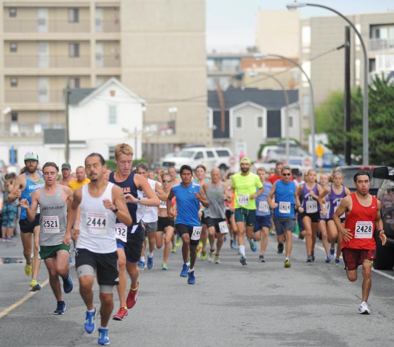 Austen Cave, checking his watch, heads off in the 5K race. DAVE FREDERICK PHOTOS