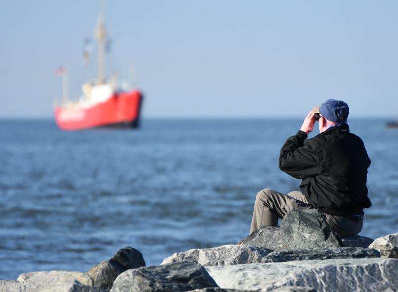 The Lightship Overfalls’ return drew curious onlookers along its path back to its home. NICK ROTH PHOTO