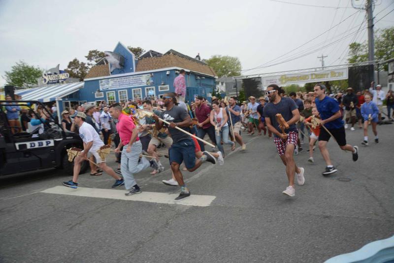 The race starts off with some runners unclear on the rules. Starboard Derby Race