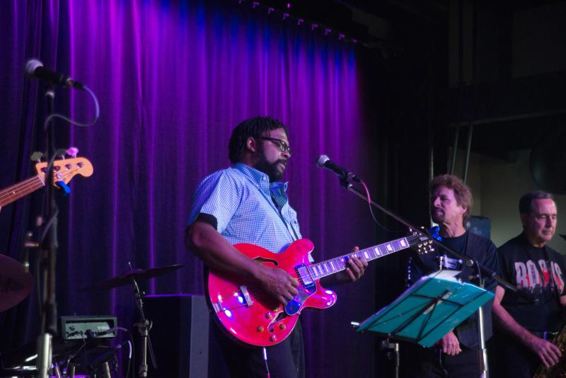 Movin’ and Groovin’ guitarist Dar Harmon feels the music as his horn section, Jim Miller, center and Joe Genovese admire his style. STEVEN BILLUPS PHOTO