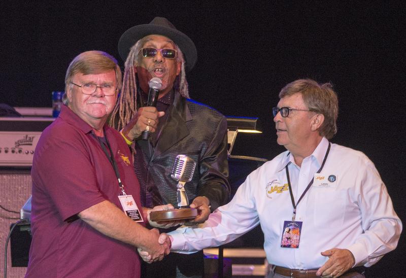 DENY HOWETH PHOTO
Chuck Snyder receives the Producer of the Year Award from Rehoboth Beach Jazz Festival Emcee Perky Scott, center. Scott gave kudos to Snyder for being present from the beginning days of the festival and for being a photographer every year. “I’m just a behind-the-scenes kind of person,” said Snyder. “I appreciate the accolades. Let’s get the show running.” Presenting the award is Larry DeFrancisco, Rehoboth Beach Jazz Festival Vice President of Marketing and Sponsorship.