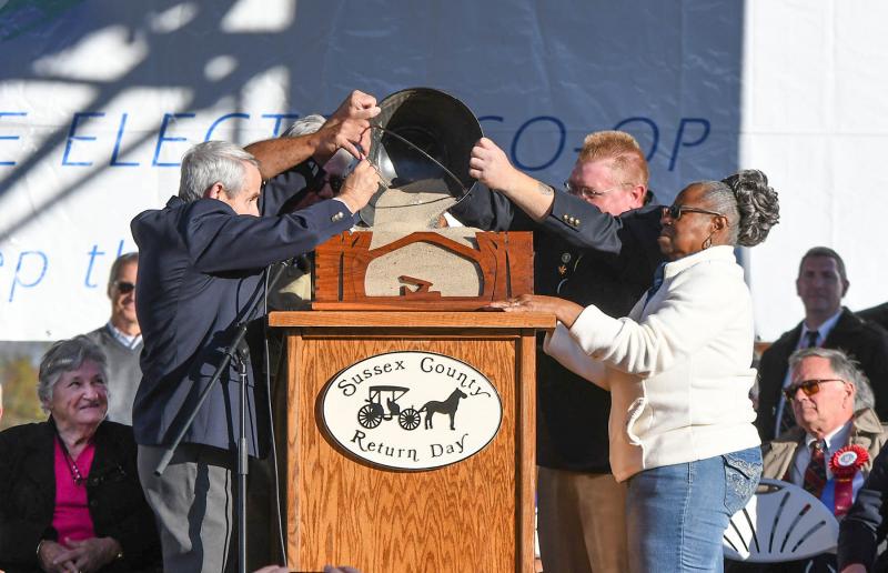 Political parties bury the hatchet as former Gov. Ruth Ann Minner, left, and Return Day Parade Grand Marshal George Cole, right, look on. DAN COOK PHOTOS