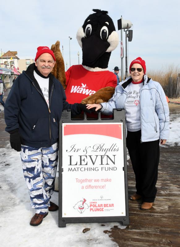 Irv and Phyllis Levin pose with Wally the Wawa Goose. The Levins’ matching program has raised $600,000 in the past 10 years. DAN COOK PHOTO