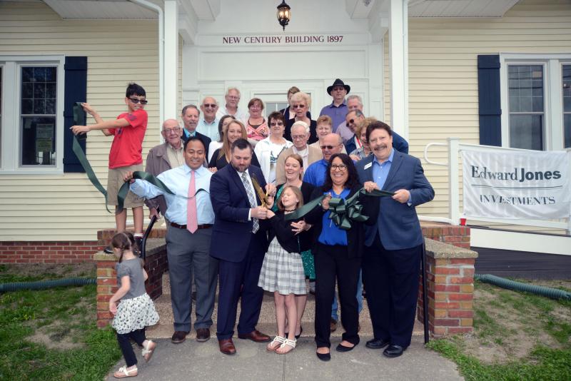 Shown in back (l-r) are Glenn Sweeten Sr., Nancy Sweeten, Deena Mills and Alan Cole. In the fourth row are Randall Cash, Kay McCarthy and David Root. In the third row are Mitch Rogers, Jan Ezell, Linda Allen, Beverly Phillips and Sunny Gyani. In the second row are Sam Cole, Ed Gilpin, Hannah Shine, Donald Kellicut, Mayor Bill West and Josie Cicerale. In front are Melson Lopez, owner Glenn Sweeten Jr., Grace and Bonnie Sweeten, Cindy Cole, and Anthony DelFranco. Running away is Bryn Sweeten. Edward Jones ribbon
