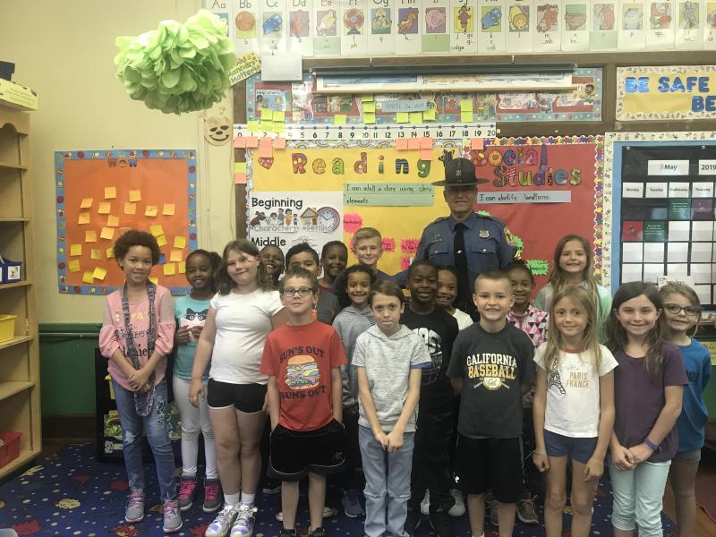Members of Leslie Mitchell’s second-grade class visit with Sgt. Tony Mendez. Shown in back are (l-r) Olivia McClain, Kaila Ross, Natrell Tunnell-Randall, Jaylen Tingle, Trey Dickinson, Mendez, and Talli Farjon; middle, Arianna Cleveland, Obed Chinchilla, Anaiah Adlam, Patrick Quail, Zorah Pope, and Natalie Horsey.
In front are Brison Ney, Jude Bastian, Dylan Harp, Linley Draper, Sophie Sockriter, and Daisy Hughes.