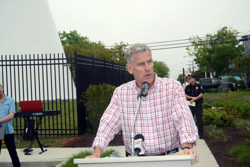 Rehoboth Mayor Paul Kuhns talked about how the community was changed for the better by Steve Elkins and Murray Archibald: “Steve is someone who has helped to build our city. I am proud to have this walkway dedicated in honor of a man who gave his time, talents and resources to the City of Rehoboth Beach.” Steve Elkins Way