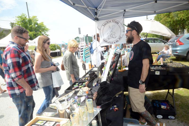 Jason “Luckie” Melaga of Luckie Glass interacts with (l-r) Matt Smith, Jill Peebles, and Denise Smith during the event. DBP Arts Fest