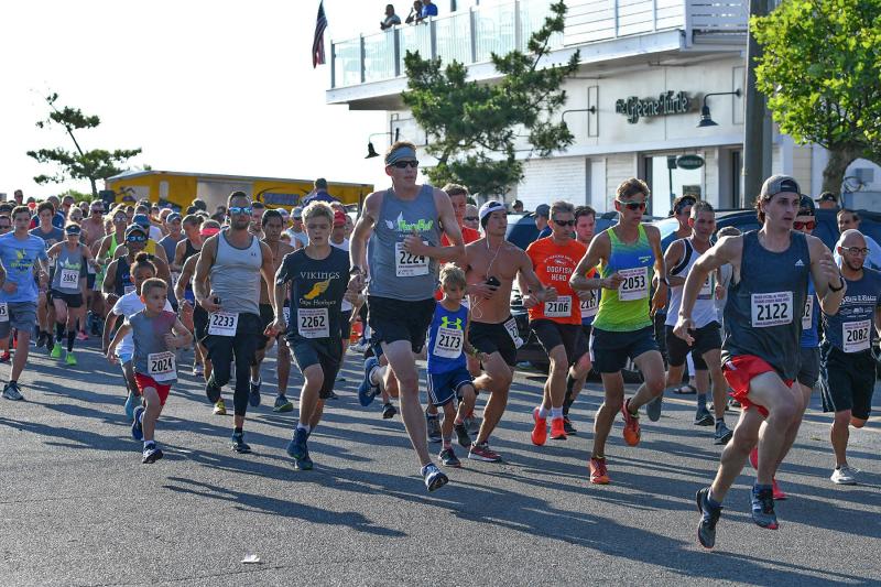 Runners take off from the Wilmington Avenue start.