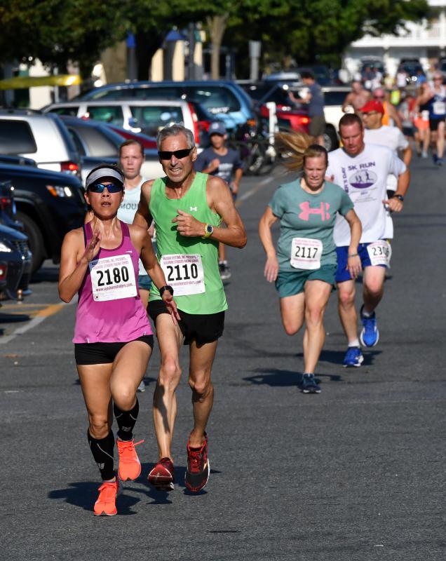 Mardiny Ung of Elizabethtown, Pa., leads a pack and finishes second in the female masters with a time of 22:20.