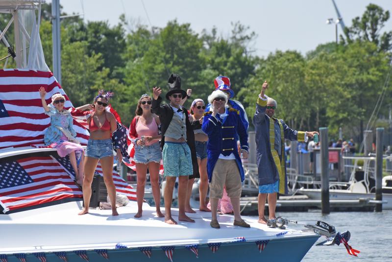 George Washington aka Jamie King and Ben Franklin aka Jason King are joined by a large contingent on Moon Dog.