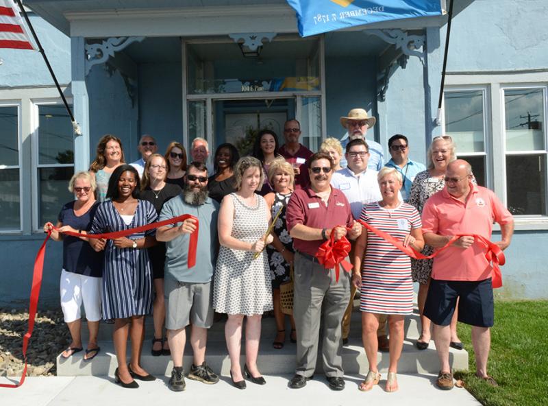 Shown at the ribbon cutting are in back (l-r) Randall Cash, Wayne Nely, Sarah Chacha, Ed Paul, Barbara Steele, Paul Steele and Marco Suarez. In the second row are Karin Jansen, Kellsey Jansen, Rihenne Hoffer, Donsihe Flower, Chris Goldsmith, Daniel Smullen, and Donna Koskey. in front are Nancy Manning, Diamond Channels, owner Tom Weaver, owner Kelly Jansen, Anthony DelFranco, Rep. Ruth Briggs King, and Mayor Bill West. STEVEN BILLUPS PHOTO
