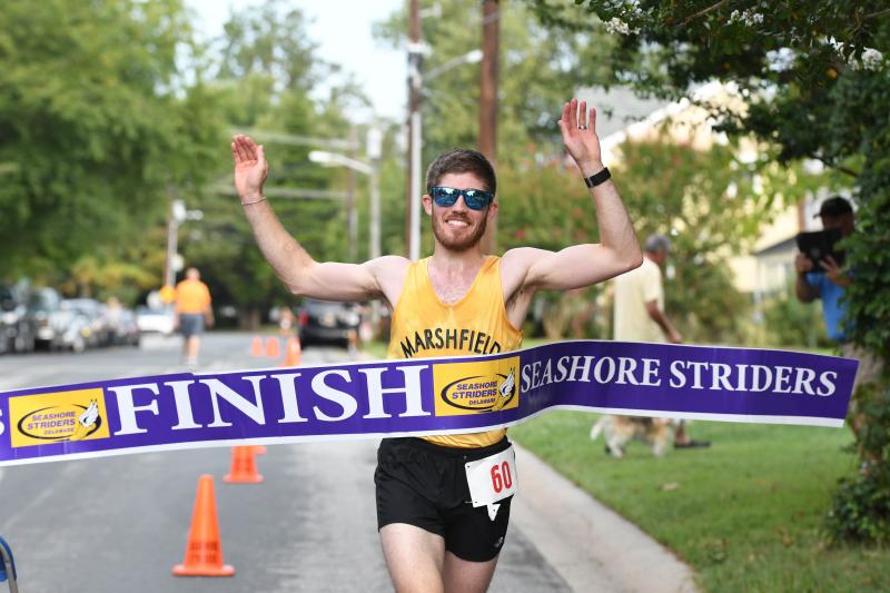 Joey Hawley is the men’s winner in 17:36.