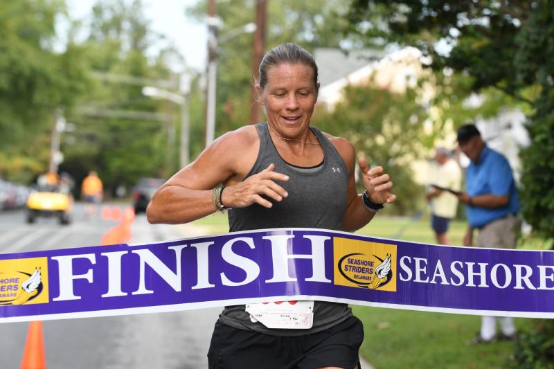 Susan Dunn is the overall women’s winner in 22:17.