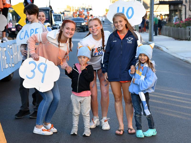 Aboard the sophomore float are (l-r) Lauryn Head, Graham Mushrush, Morgan Mahoney, Lily Ashby and Roselyn Mushrush.