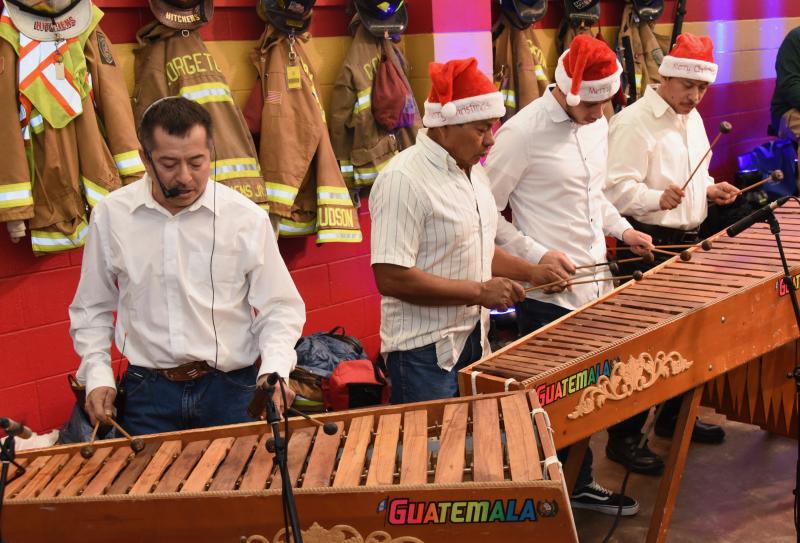 Members of Lyra Marquense kick off the event with their rendition of “Feliz Navidad.”