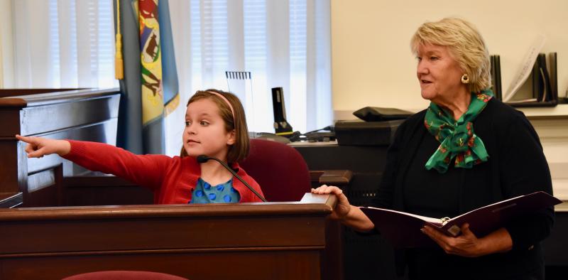 The prosecutor’s daughter, portrayed by Claire Nagle, points to Kris Kringle, the person her father told her was Santa Claus, much to the delight of defense attorney Jane Brady. RON MACARTHUR PHOTOS