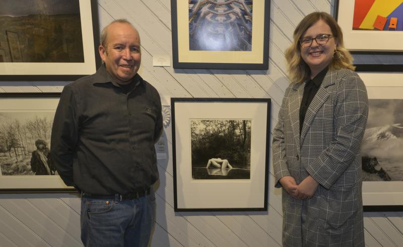 Photographer Steven Billups’ “Waterstudy” was awarded first place. Shown are Billups, left, and Juror Gabrielle Tillenburg. The first-place award was sponsored by Diana Beebe. STEVEN BILLUPS PHOTOS 5th Annual Photo Exhibition