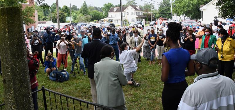 A large crowd gathers on the grounds of the old Sussex County Courthouse to watch the removal of the whipping post.