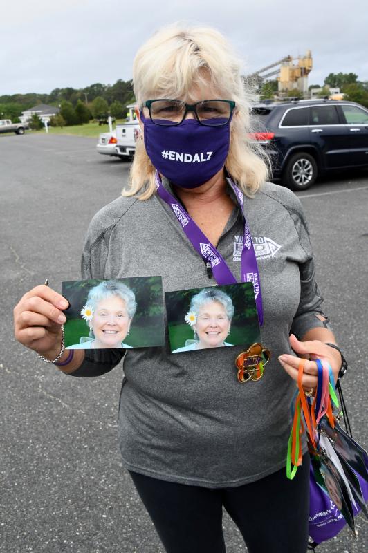 Chris Shelton, of Team Mamamia’s Smile, shows a photograph of her mother, Mary Fusca, who passed away from the disease in 2015.