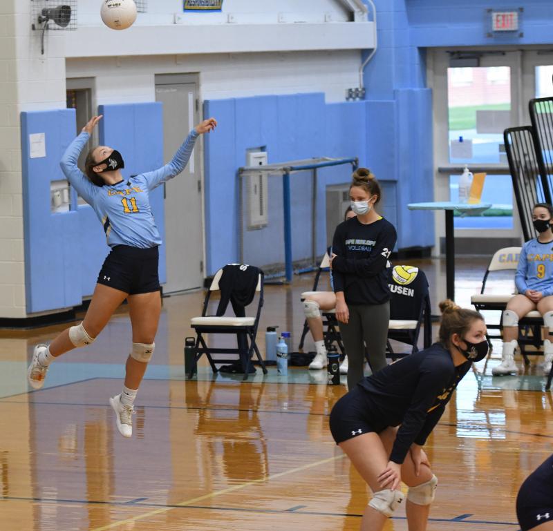 Jocelyn Leach serves an ace.