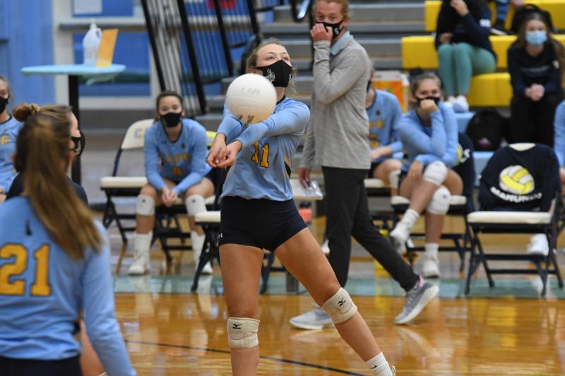 Jocelyn Leach saves a point.