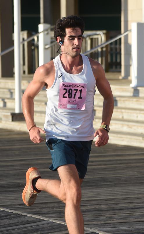 Matt McDavitt of Lincroft, N.J., tries to keep pace with the leaders. He went on to finish fourth in the 10-miler.
