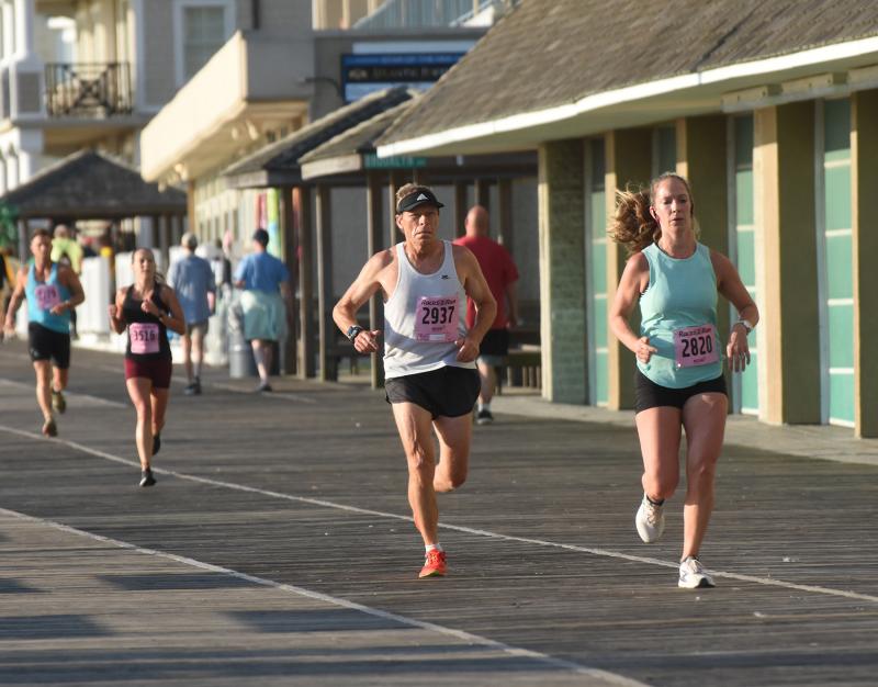 Leading a pack of runners are Bennett Sweren of Lutherville-Timonium, Md., left, and Kristen Henry of Elkton, Md.