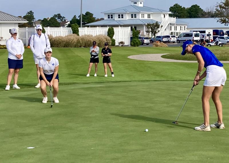 Anna Kittelson of the University of Delaware made this birdie putt on the 19th hole at Rehoboth Beach Country Club during the first round of the Lady Blue Hen Invitational, held Oct. 16-17. For this tournament, the 19th hole replaced the par 3 15th hole in the rotation. Observing Kittelson’s putt are (l-r) Seton Hall coach Natalie Desjardins, UD coach Patty Post, Seton Hall golfer Ginevra Zavagli, Princeton coach Erika DeSanty and Princeton golfer You Kyung Kim. FRITZ SCHRANCK PHOTOS