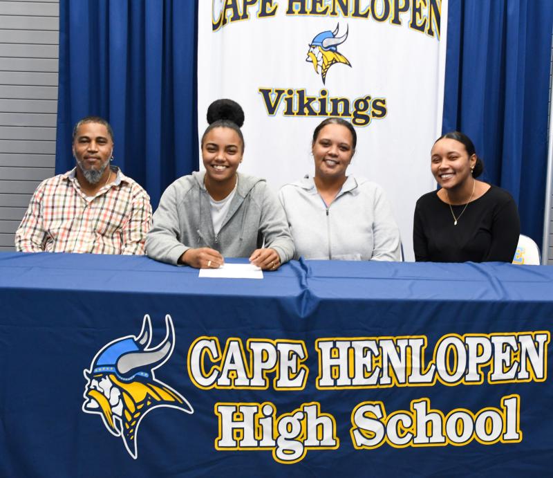 Mehkia Applewhite with father Richard Applewhite, mother Tykisna Morris and sister Maniya Applewhite. Mehkia will be attending Menlo College (NAIA) in Atherton, Calif. The Oaks play in the Golden State Athletic Conference and are coached by Shannon Spataro.