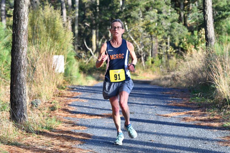 Cindy Conant runs to the women’s title.