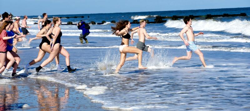 The first plungers of the 2022 event to reach the ocean are running at full speed, as they are in for the shock of their lives. RON MACARTHUR PHOTO
