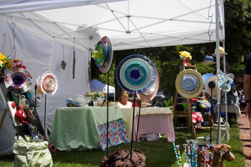 GoGoGarden’s Betty Hostler uses upcycled/recycled glass and dinnerware to create garden settings both birds and people find irresistible.