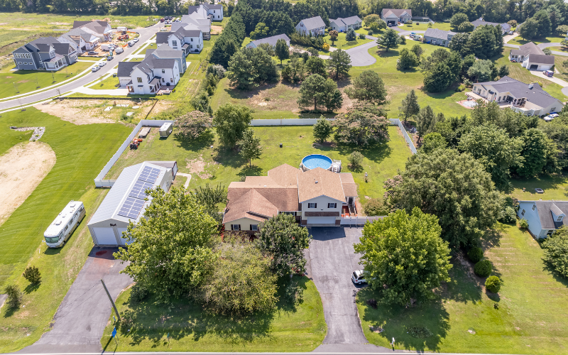 Fenced back yard 248’x140′, NO HOA, 5 bed/3 bath, 1.26 ac