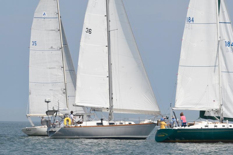 The crew of Mahal (36) finds a path between LYC boat Going Green (184) and Corinthian boat Solaia (35).