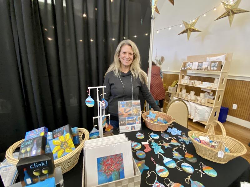 Alissa Rosenstein of alisrose art creates bright and colorful acrylic paintings of landscapes, floral and wine scenes.
