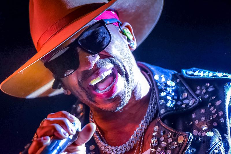 Jimmie Allen wails out a song from his new album “Tulip Drive.”