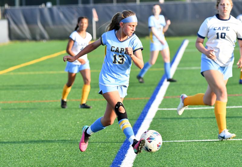 Beacon’s Elizabeth Downer speeds the ball into the Mariner defensive zone.