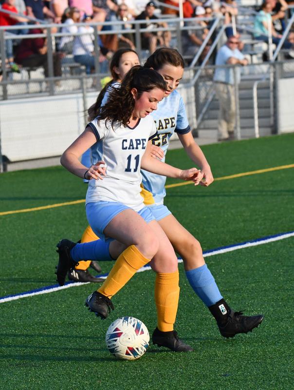 Mariner’s Kate Hill controls possession from Beacon’s Isla Touw.