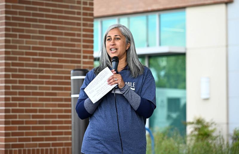 Rita Williams, manager of Beebe Healthcare’s Oncology Psychosocial Services, introduces the speakers and talks about the annual walk.