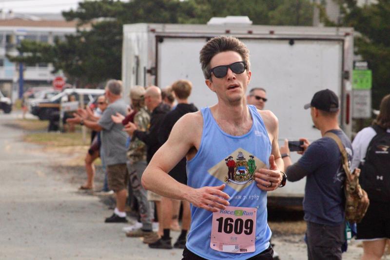Representing the Diamond State, Lee Sausen shines in bronze with a time of 18:42.8. He finished first in the men’s 30-39 division.