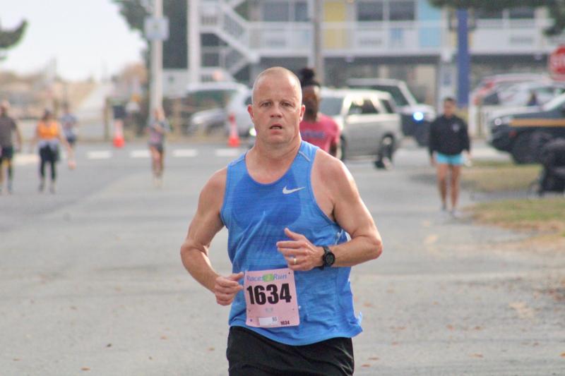 Lance Skinner is the first member of the Delaware State Police team and the men’s 40-49 division to cross the finish line, taking fifth place in 19:20.8.