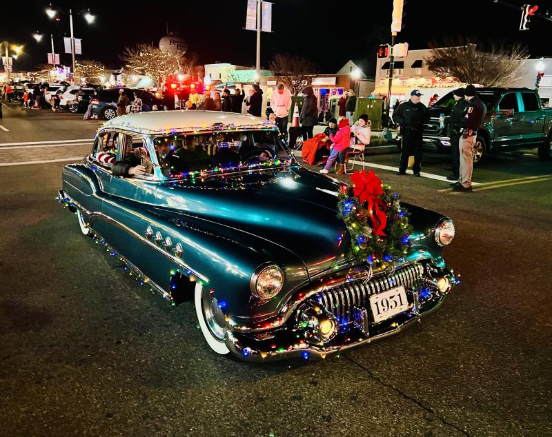 A big ole ‘51 Buick is decked out for the holidays. It was leading the group from the Straight Eights Car Club.