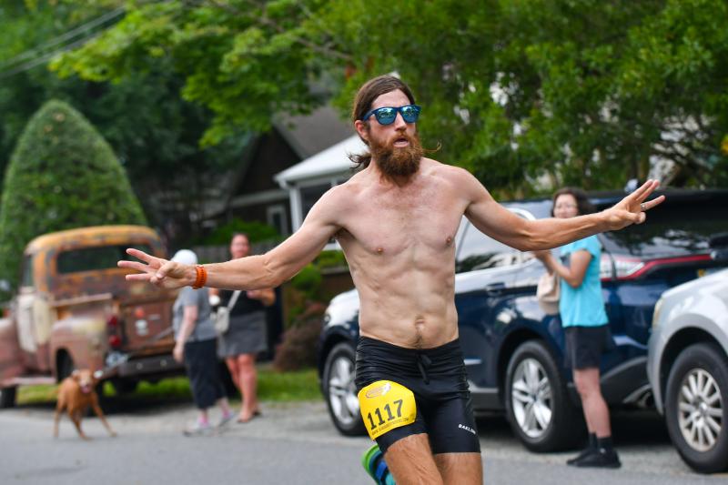 Mike Wardian wins the masters title in 16:39.