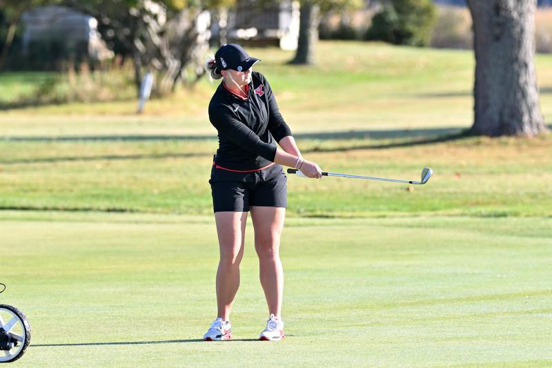 Youngstown State junior Adena Rugola watches her chip go into the cup for a birdie on the ninth hole.