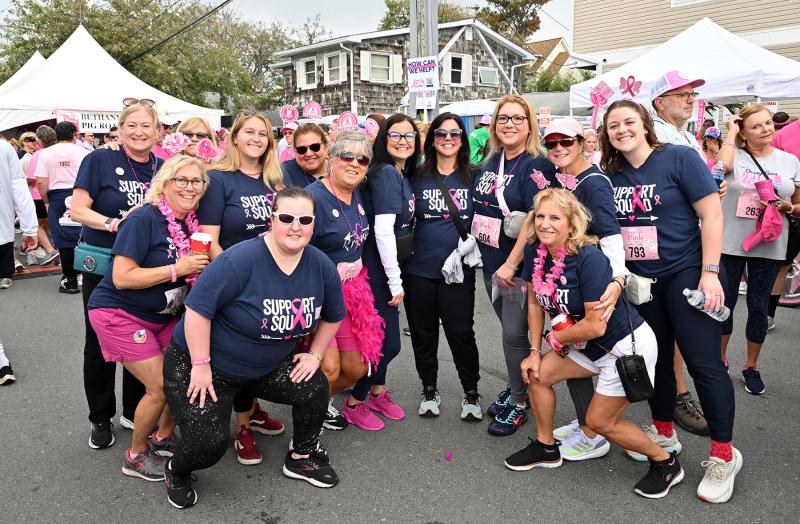 Patti’s Posse poses for a picture before the 5k. Shown in back are (l-r) Kathy Guinan, Ginny Maguire, Nancy Flynn Lindsey Ferrante, Julie Grabowski, Sheree Betts, Kathy Scott and Reilly Reeves. In middle are Fidelia Romanowski and Patti Jeffers (Patti’s Posse warrior). In front are
Haley Hagenbach and Linda Hanna.