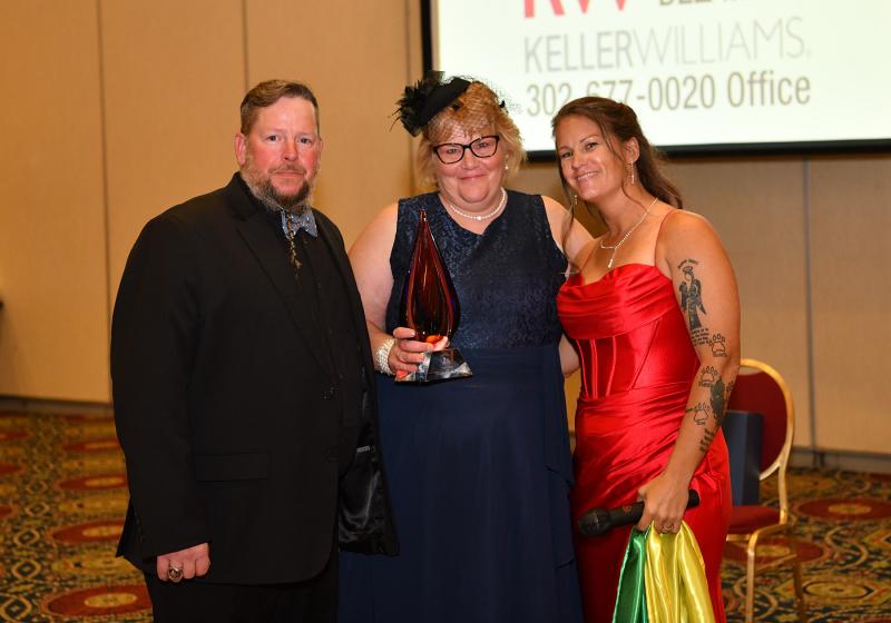 Grass Roots Rescue founder Karli Crenshaw presents the Hooch’s Heart Award to Andrew and Amanda Lyon.